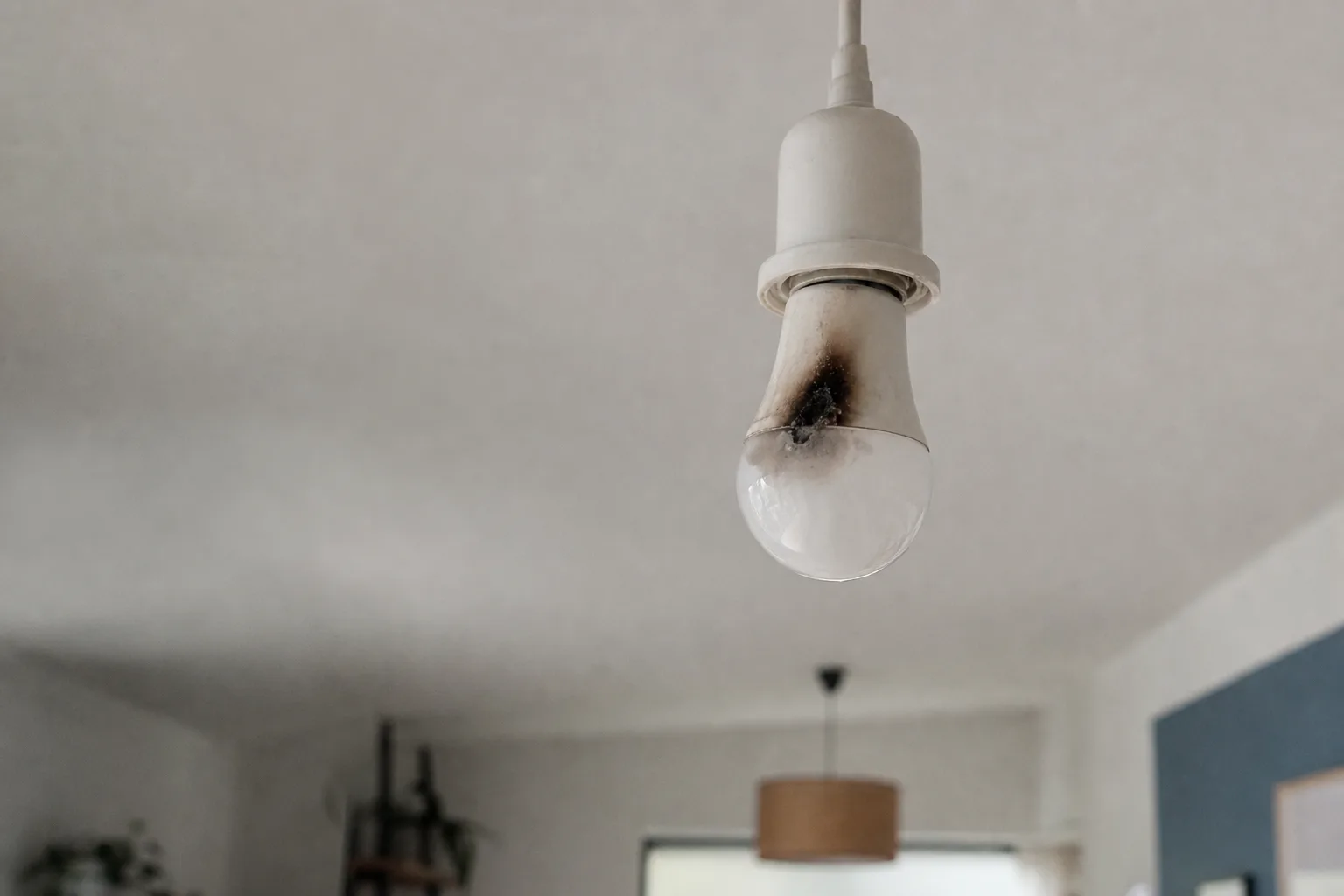 Ampoule LED qui grille rapidement toujours dans la même douille