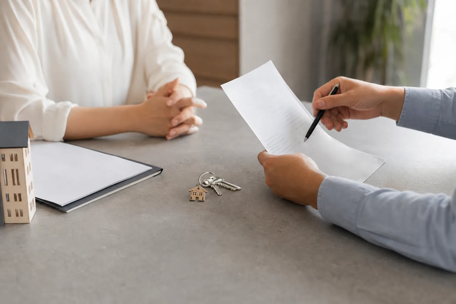 Bail de location immobilière et paiement des charges : qui est responsable ?