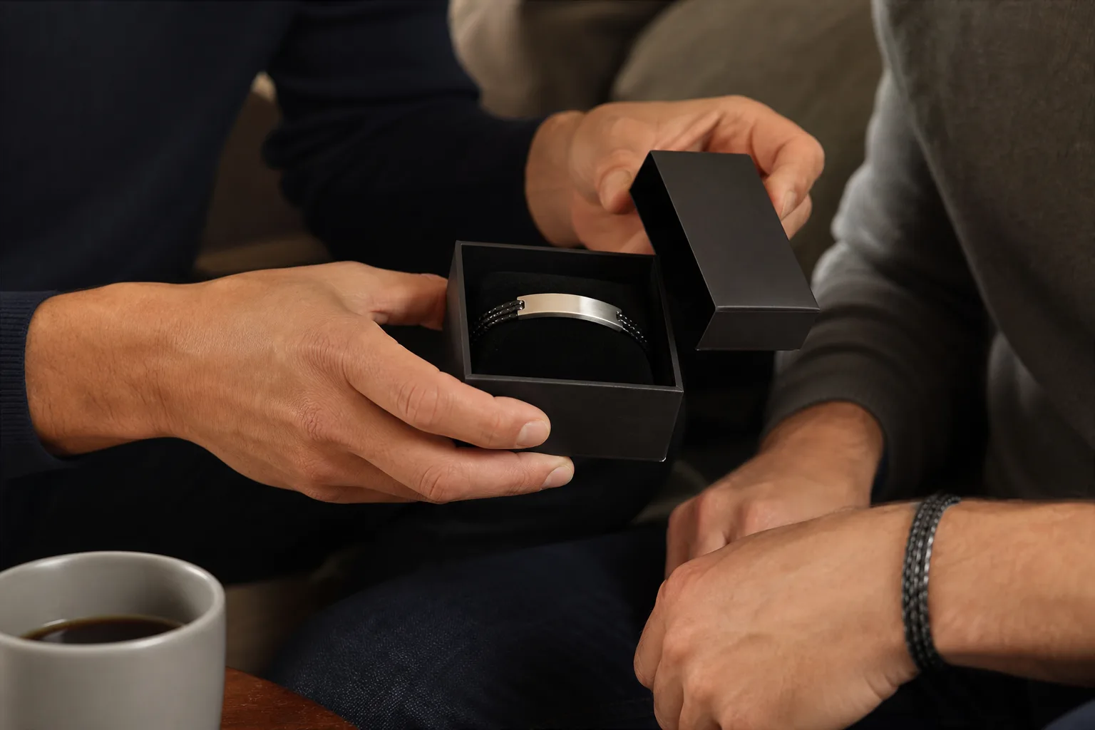 Bracelet gravé pour homme, un cadeau personnalisé !