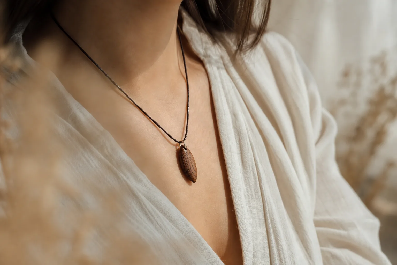 Collier pendentif en bois naturel : Élégance brute avec un collier au pendentif en bois naturel