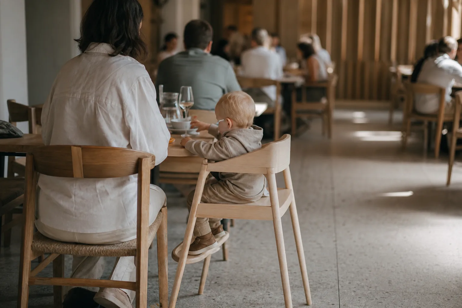 Comment le mobilier enfant peut-il aider à réduire le bruit dans les restaurants ?