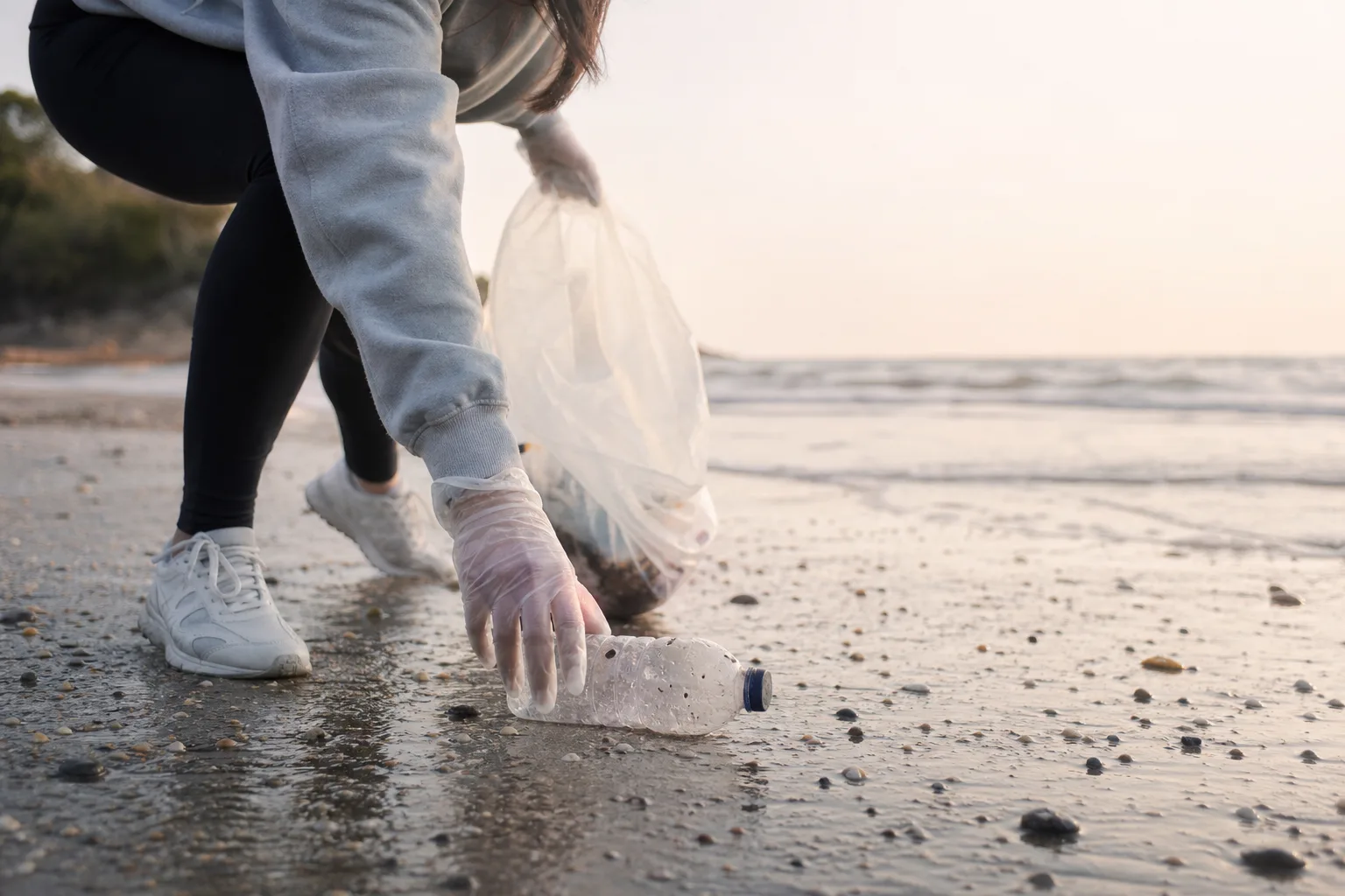 Comment pratiquer le plogging : allier sport et écologie en ramassant des déchets