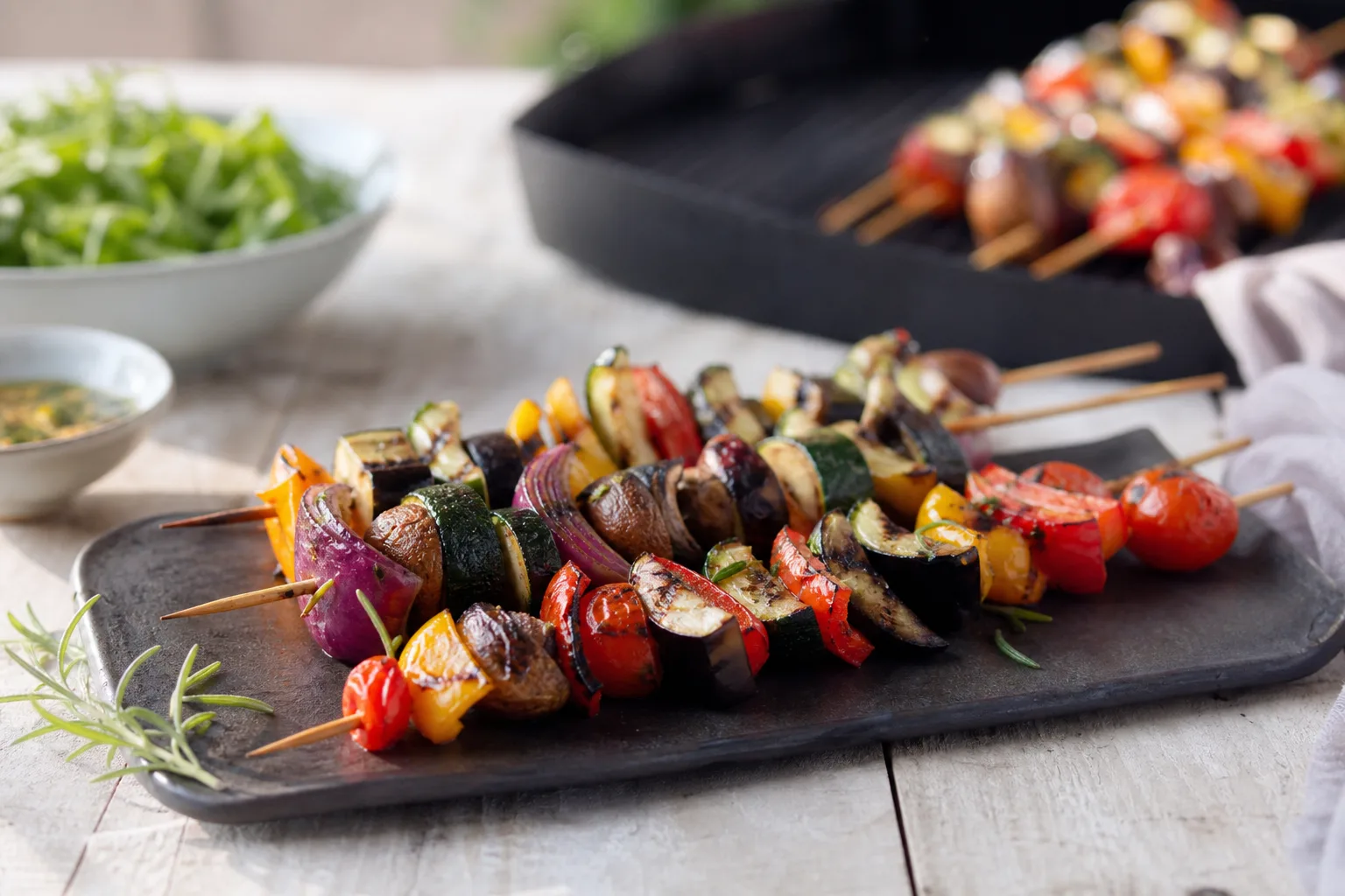 Comment revisiter le barbecue avec des brochettes végétaliennes de légumes pour des saveurs d’été inoubliables ?