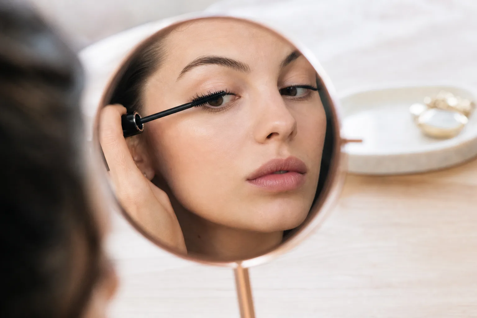 Comment utiliser le mascara pour un effet faux cils ?