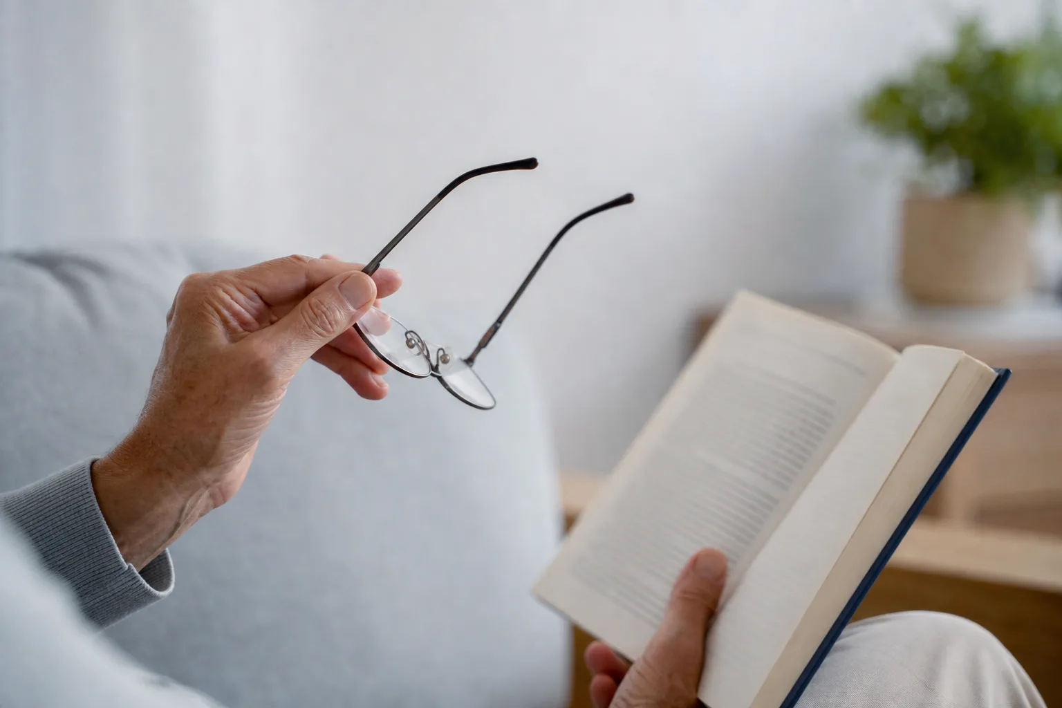 Comprendre la presbytie : Causes, symptômes et traitements possibles