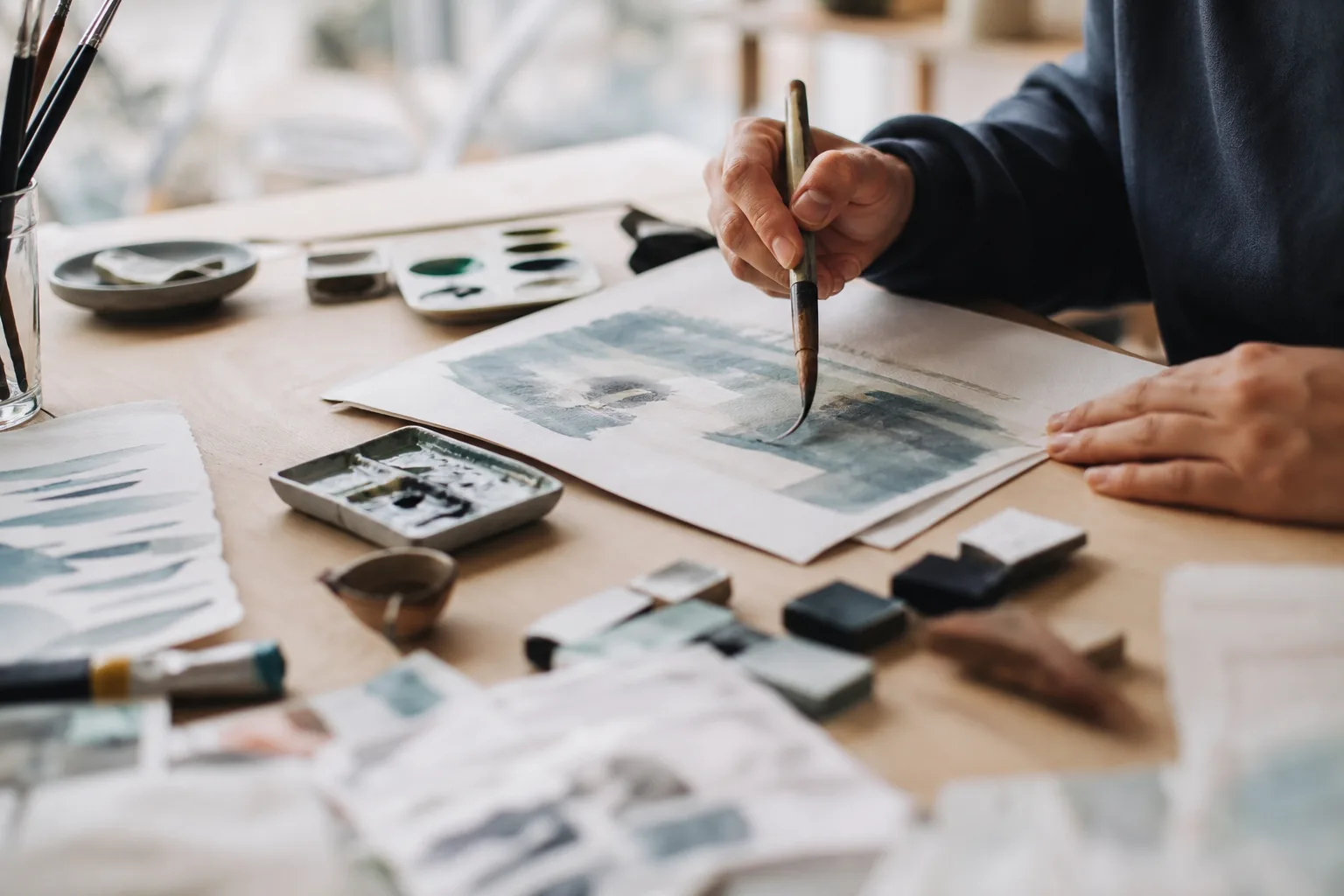 Découverte des techniques de peinture sur papier pour créateurs visuels