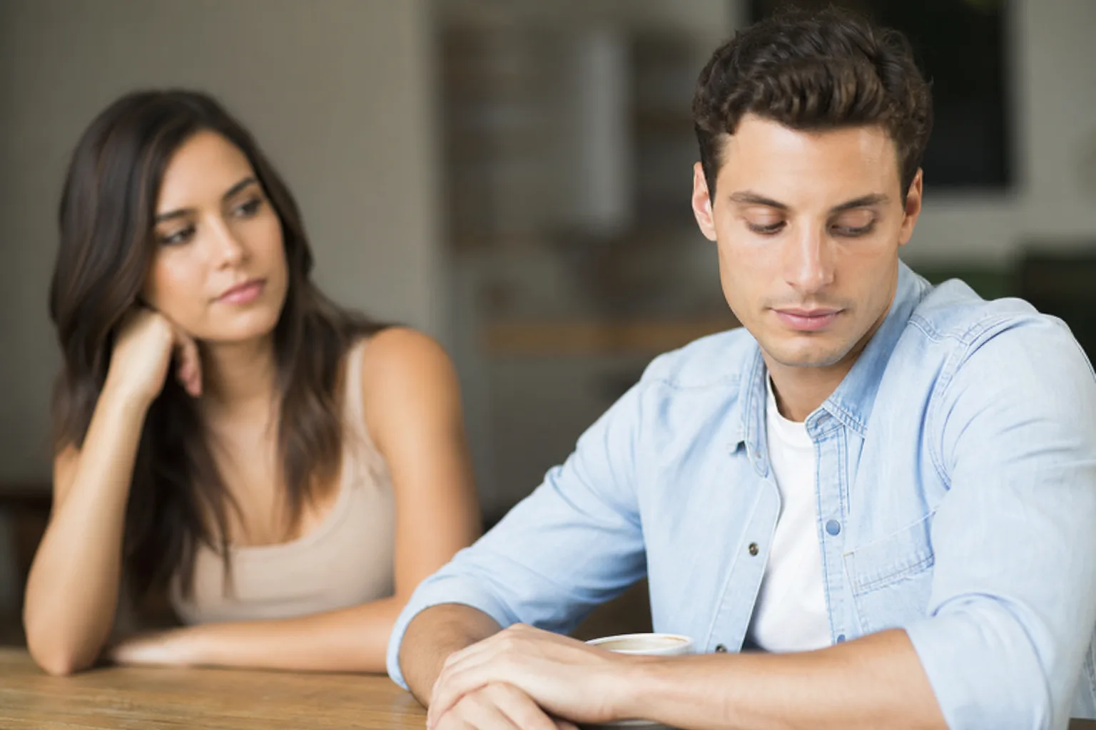 Décryptage comportemental : les motivations psychologiques poussant un homme à éviter le regard d’une femme intéressée