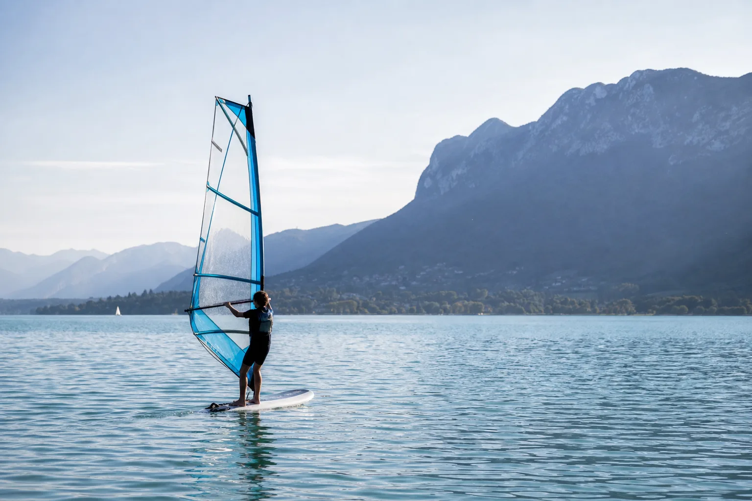 Lac d&rsquo;Annecy pour les sports nautiques : le paradis des amateurs de sports aquatiques