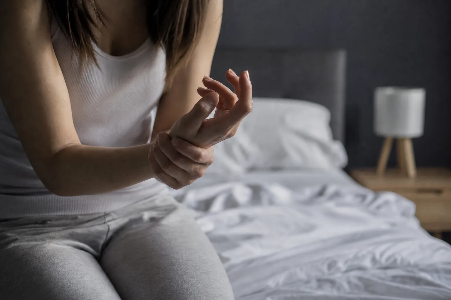 Mains engourdies la nuit : pourquoi les doigts fourmillent au réveil