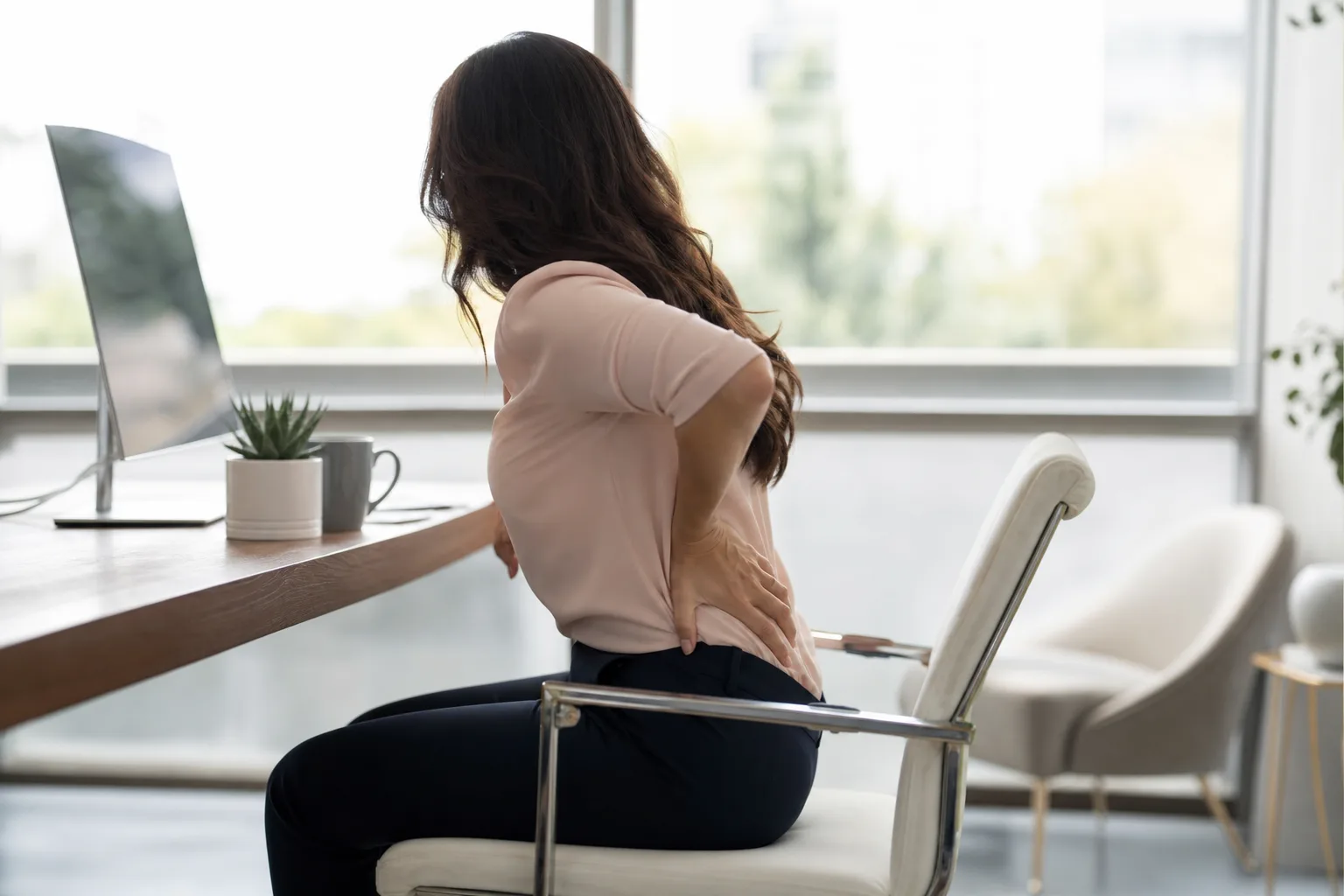 Mal de dos qui empire en position assise prolongée : pourquoi