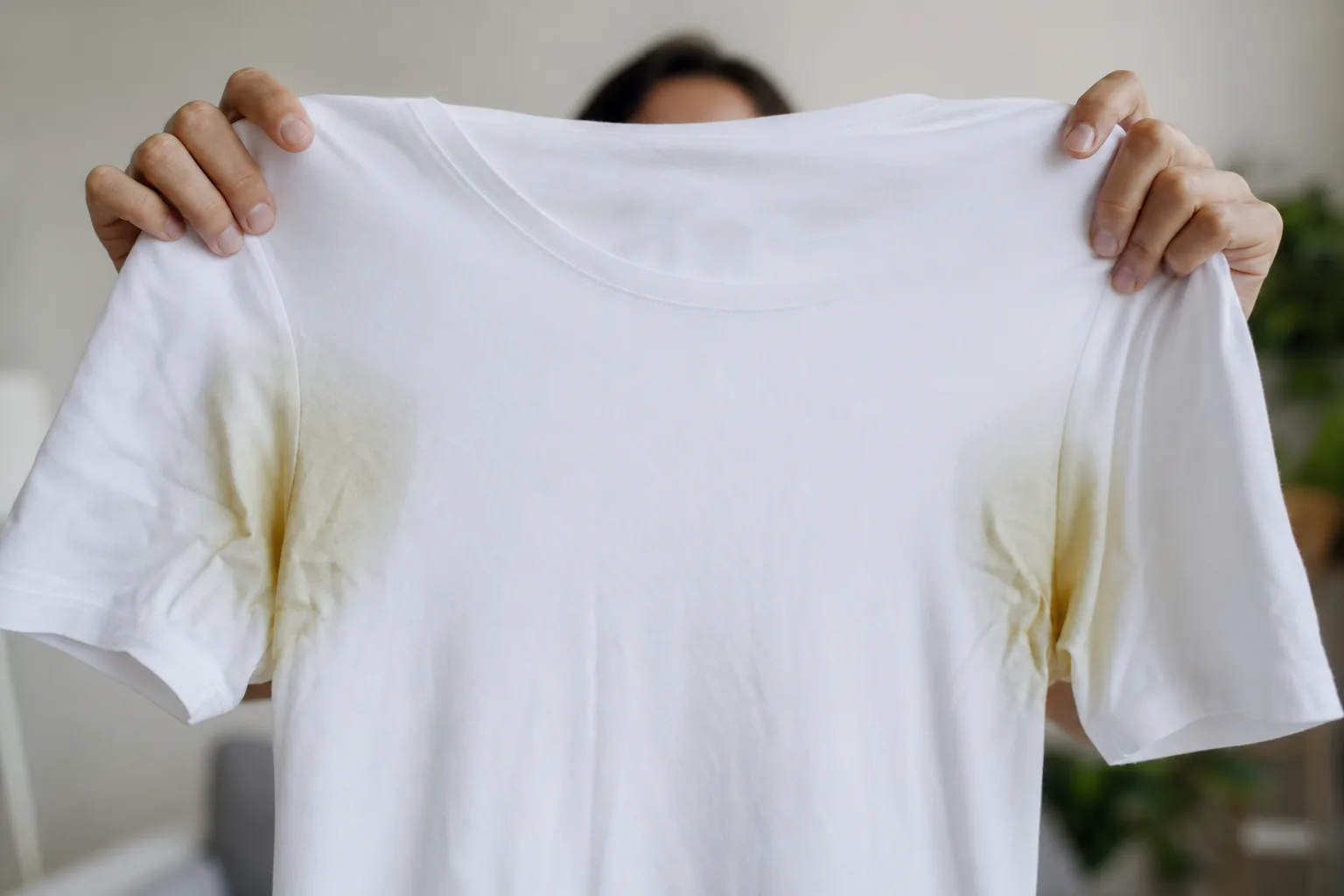 Odeur de transpiration sur un t-shirt propre : pourquoi elle résiste