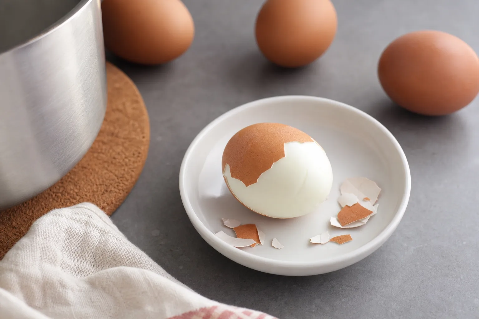 Pourquoi les œufs durs sont difficiles à écaler juste après la cuisson