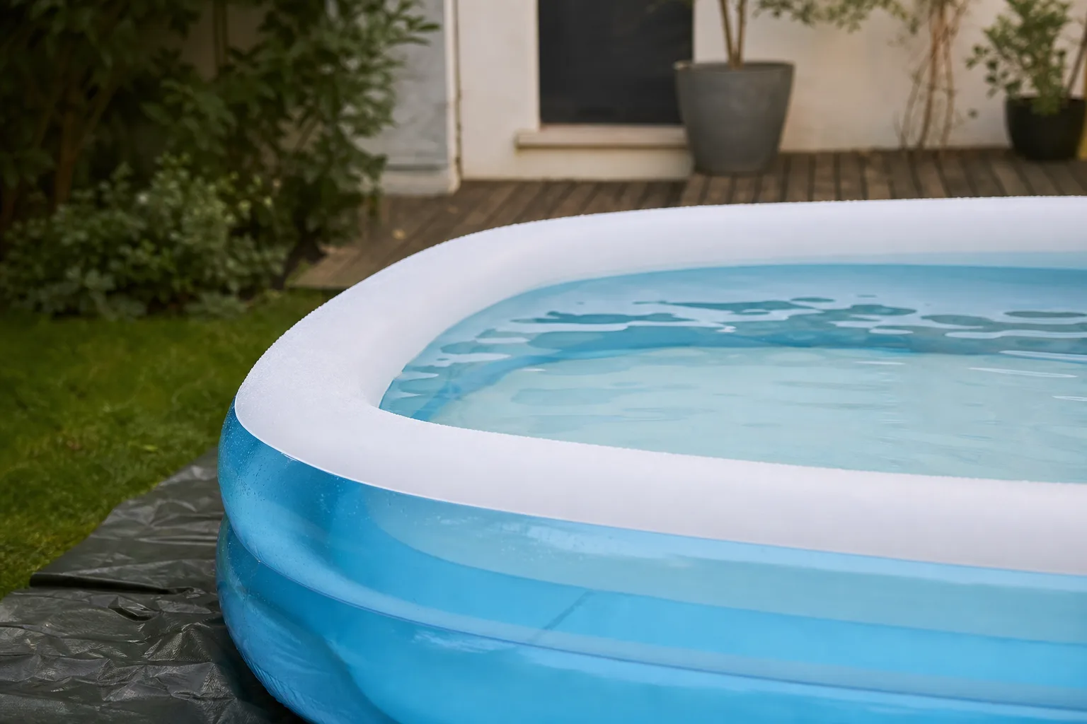 Piscine gonflable qui perd de l'eau sans trou visible : causes