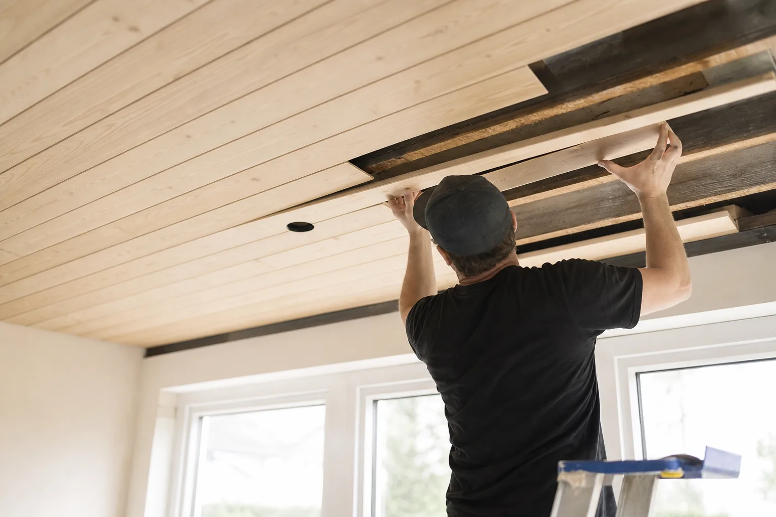 Pose de lambris en bois au plafond : guide pratique pour un intérieur chaleureux
