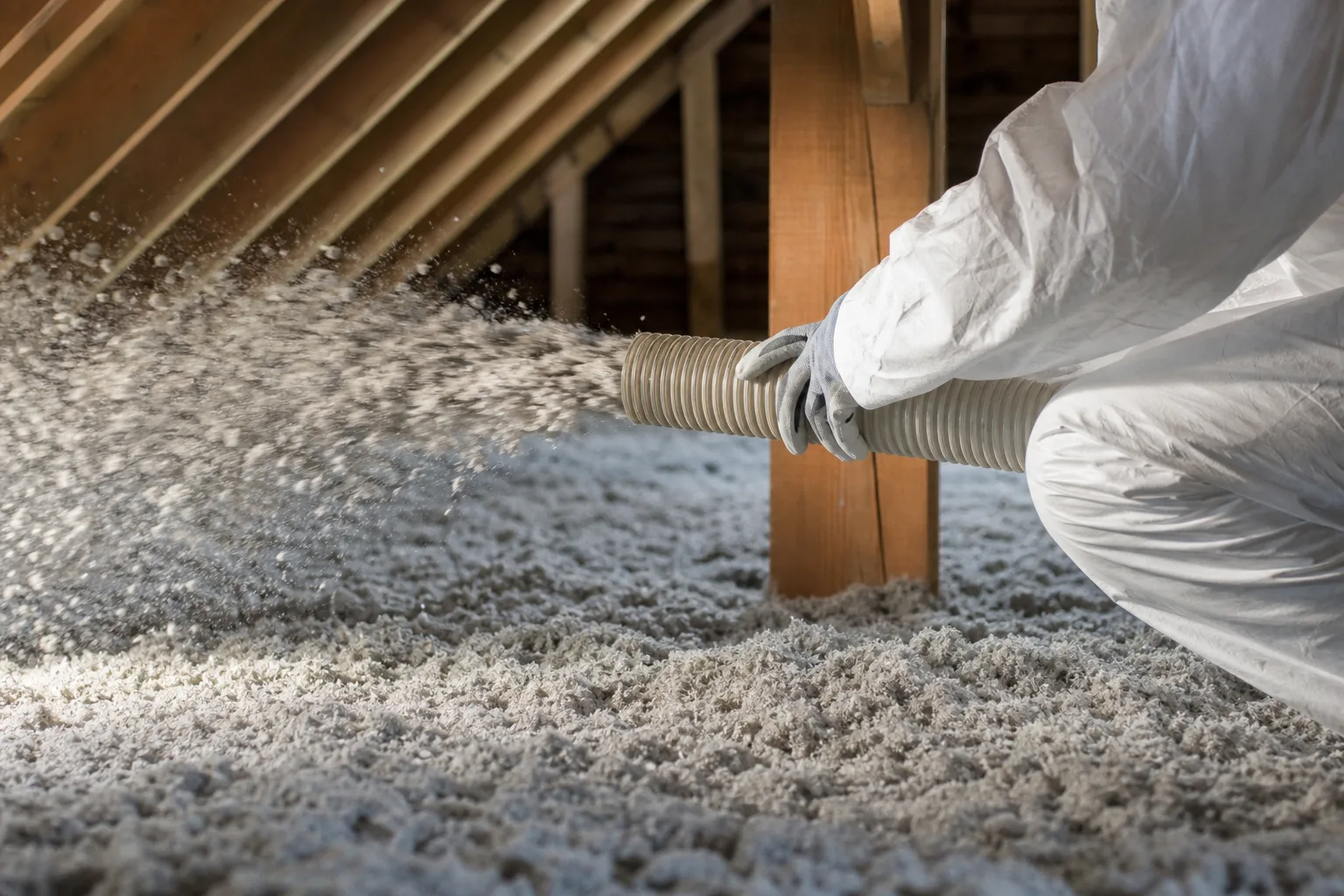 Quelles sont les exigences réglementaires pour l’isolation cellulose soufflée ?