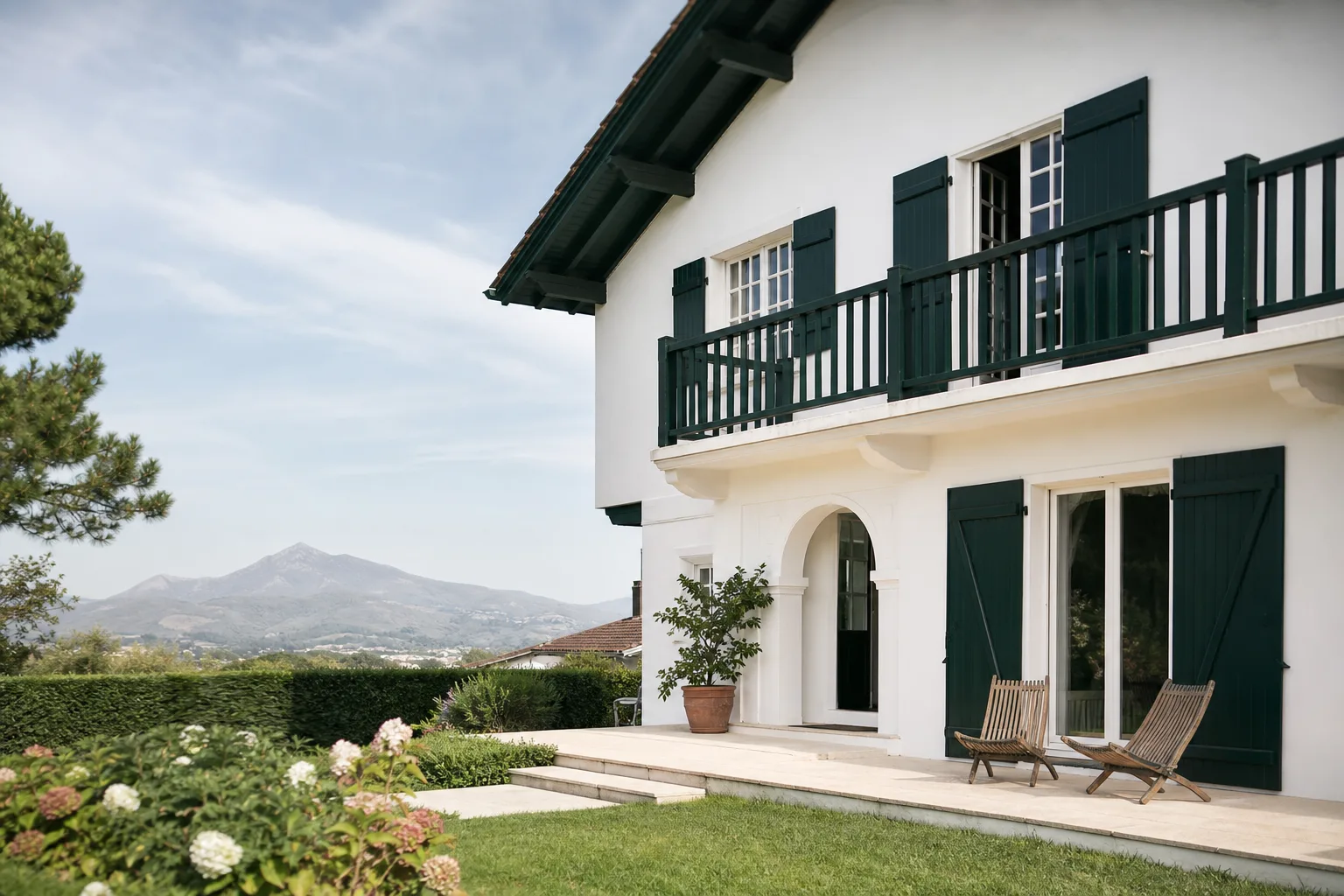 Rénover une villa néo-basque : guide des couleurs et styles du pays basque