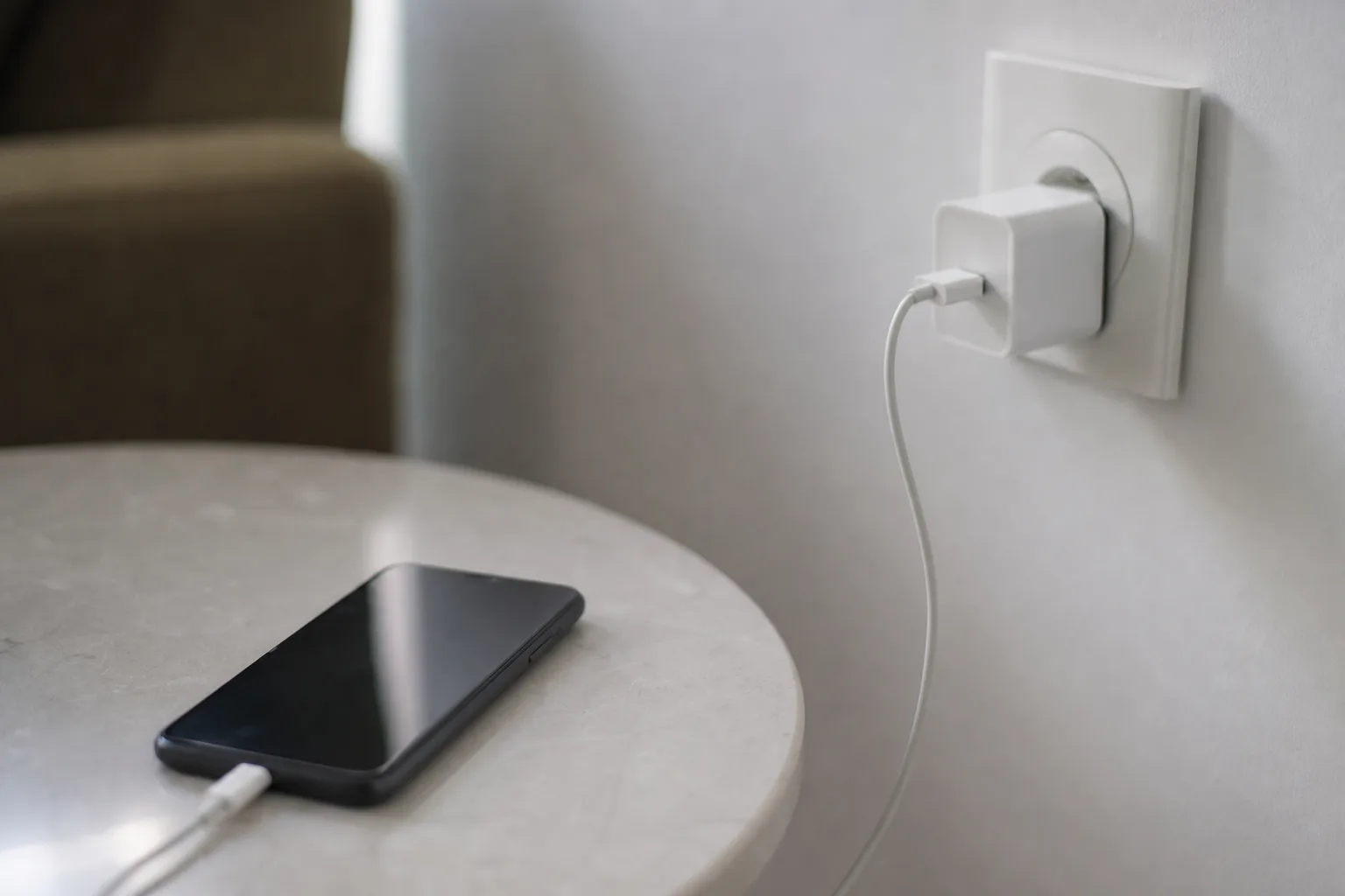 Téléphone qui charge très lentement : d'où ça vient vraiment