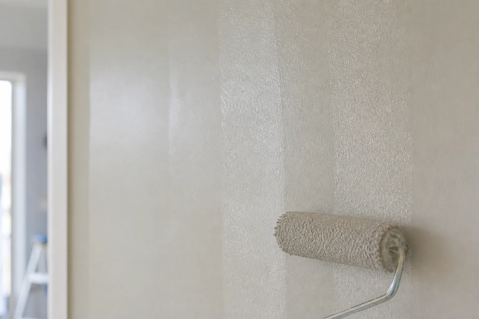 Traces de rouleau sur un mur peint : pourquoi elles apparaissent