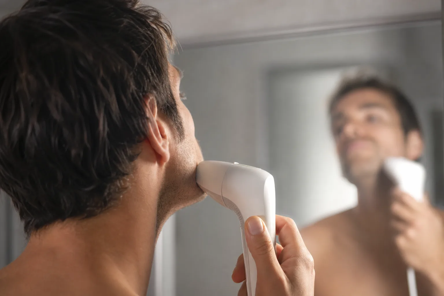 Utiliser un épilateur lumière pulsée pour homme sur le visage